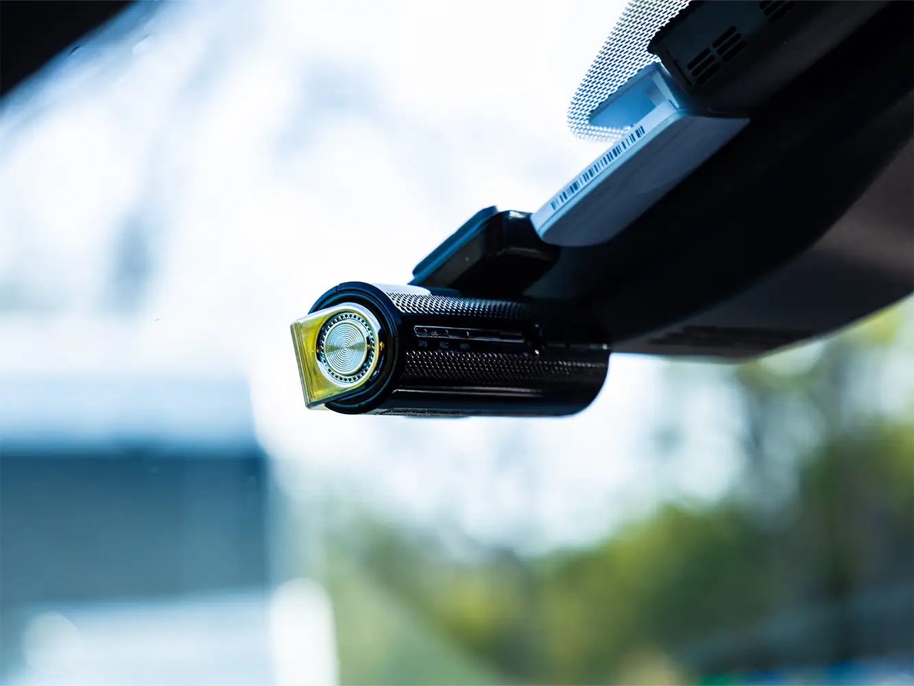 DriveVision 4K Dash Cam in gloss mounted to windscreen